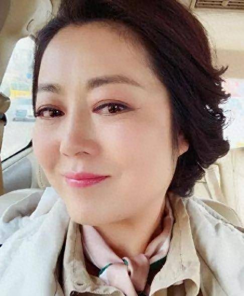 49岁王茜华近照曝光，因生病发胖颇为土气，老公居然是熟悉的他