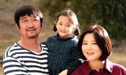 49岁王茜华近照曝光，因生病发胖颇为土气，老公居然是熟悉的他