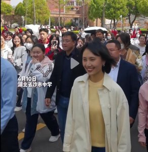 ​袁泉回母校被围观，素颜上阵肤色蜡黄五五身材，引起网友热议