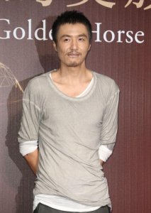 ​穿老汉衬领金马奖，妻子时常夜不归宿，朴树三次跨界歌王都是为钱