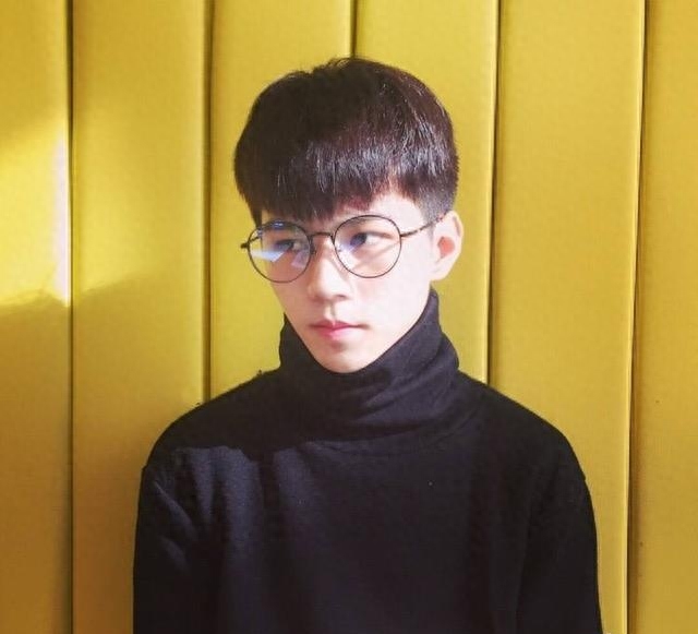 《变形计》中的清流小王子杨桐,微博晒帅照,点赞超十万