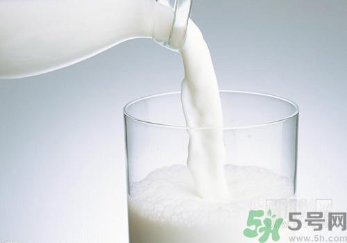 纯牛奶为什么会结块？结块的纯牛奶可以喝吗？