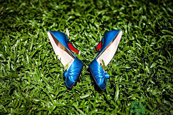 女生第一次高跟鞋的意义？女生什么时候穿高跟鞋？