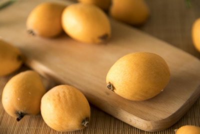 ​枇杷可以和牛奶一起吃吗 枇杷可以和牛奶一起榨汁吗