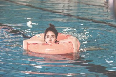 ​谭松韵泳池戏水写真 画风清甜十分可爱