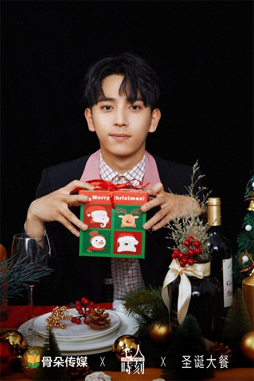 陈若轩圣诞精致帅气写真图片