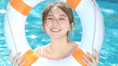 ​极品高颜值美女私房写真，炎炎夏日泳池嬉戏，尽显青春魅力