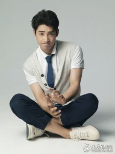 ​庞瀚辰新写真鬼马童趣 初显二分之一轻熟感