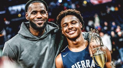 ​皇太子布朗尼，NBA历史上最能赚钱的球星，抱着网红富婆收入百万