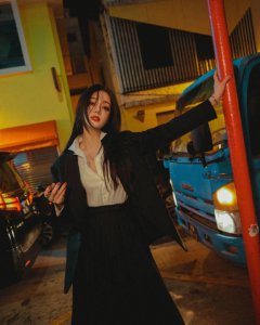 ​迪丽热巴穿黑西装配白衬衫简约大方