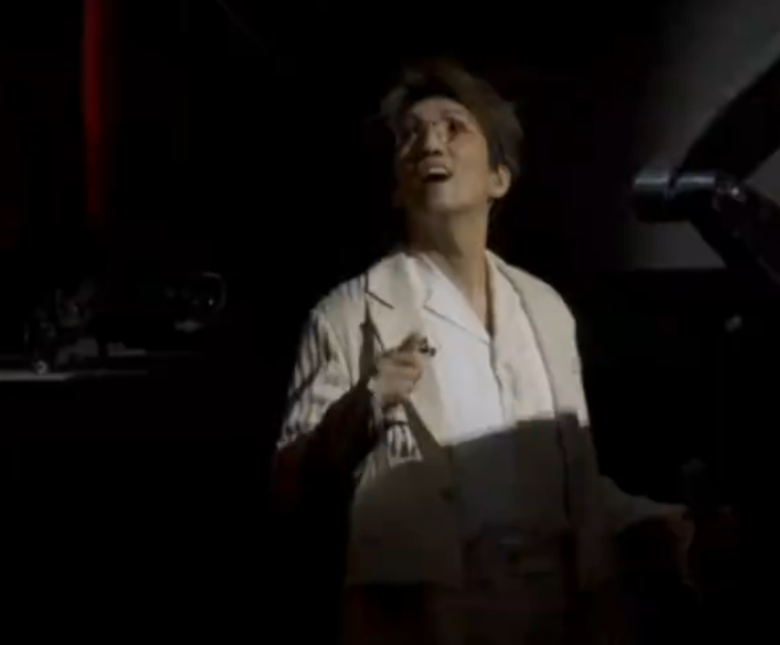 张杰演唱会发生意外!从摔下升降台背部着地,手受伤流血坚持表演