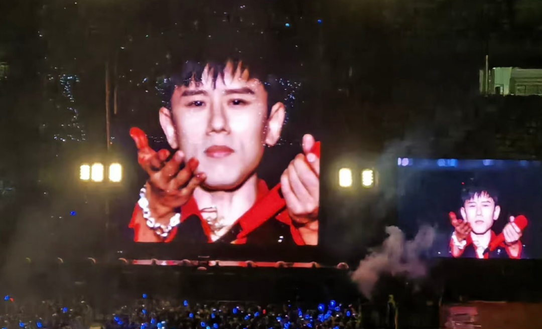 张杰演唱会发生意外!从摔下升降台背部着地,手受伤流血坚持表演