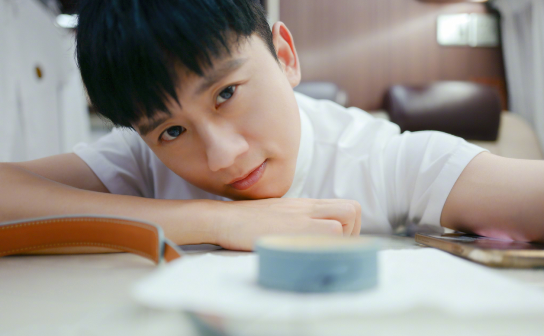 张杰演唱会发生意外!从摔下升降台背部着地,手受伤流血坚持表演