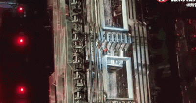 ​张杰演唱会发生意外！从摔下升降台背部着地，手受伤流血坚持表演