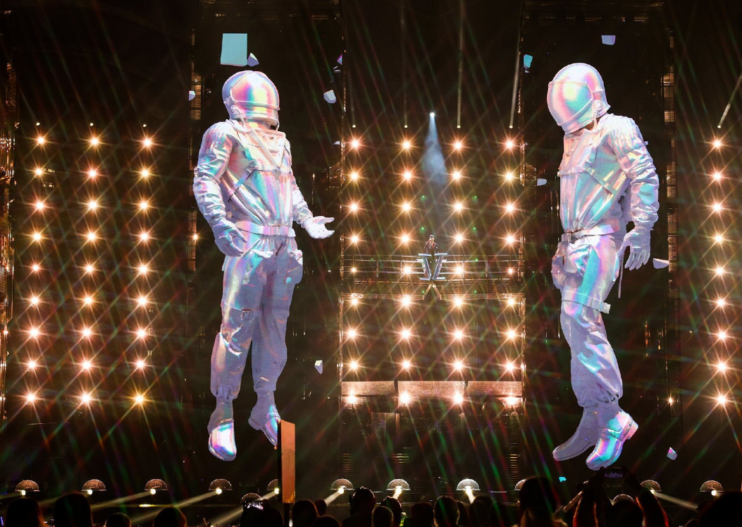 张杰演唱会发生意外!从摔下升降台背部着地,手受伤流血坚持表演