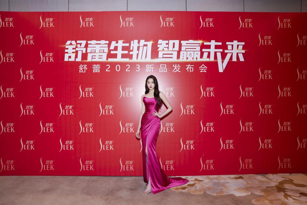 再度携手!关晓彤亮相舒蕾2025新品发布会