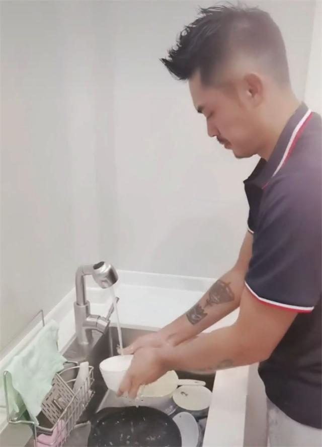 谢杏芳搂老公秀恩爱！林丹浪子回头刷碗哄媳妇开心：我就是这个命