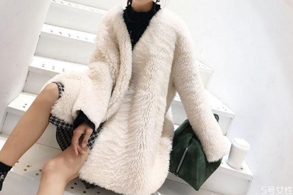 什么是羊羔毛 羊羔毛和羊毛有什么区别 什么是羊羔毛 羊羔毛和羊毛有什么区别