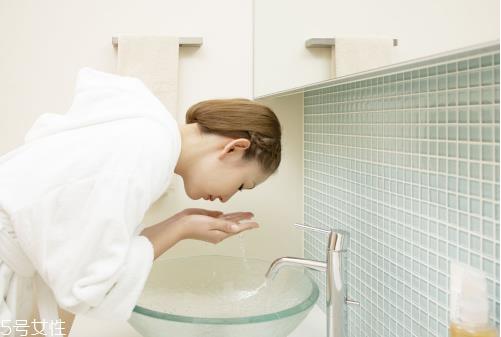早上不洗脸对皮肤好吗 影响肌肤健康 早上不洗脸对皮肤好吗 影响肌肤健康