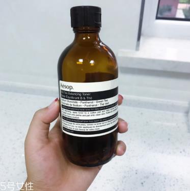 伊索绿茶平衡调理液和无油精华露哪个好