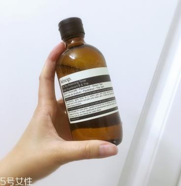 伊索绿茶平衡调理液和无油精华露哪个好