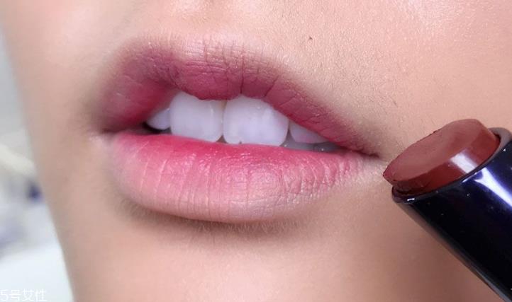 咬唇妆怎么画持久不脱 5技巧让你的咬唇与众不同 咬唇妆怎么画持久不脱 5技巧让你的咬唇与众不同