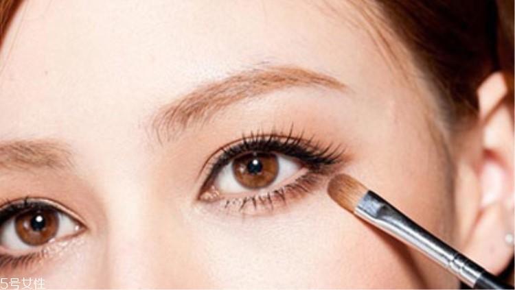 什么颜色的眼影显白?这三种色号谁涂谁白 什么颜色的眼影显白?这三种色号谁涂谁白