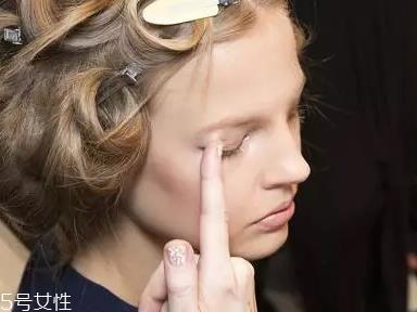 眼影用手还是刷子?两种工具详细用法 眼影用手还是刷子?两种工具详细用法