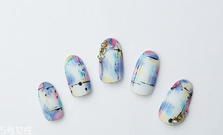 如何做破洞牛仔美甲 破洞美甲简单涂抹教程