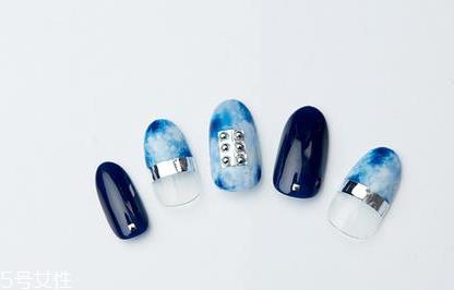如何做破洞牛仔美甲 破洞美甲简单涂抹教程