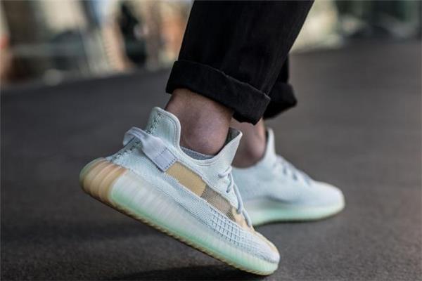 yeezy 350 v2 hyperspace测评 上脚效果惊人