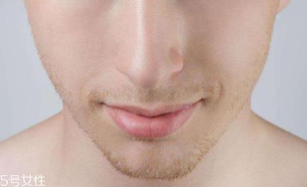 男生怎么化妆显脸小？这4个地方化好秒帅