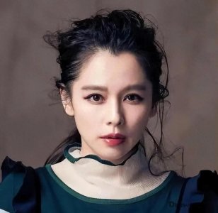 ​徐若瑄：是备受瞩目娱乐圈女演员之一，她的美貌令人赞叹