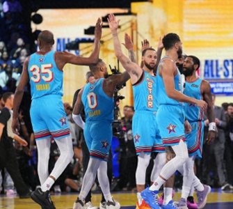 ​全明星赛槽点满满：库里争议MVP+赛制枯燥+暂停15分钟+詹姆斯退赛