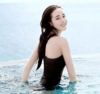 ​艺术明星迪丽热巴的泳装照:引起广泛关注和热议