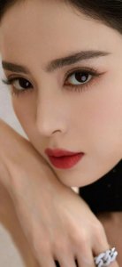 ​古力娜扎：惊艳四方，以倾城之貌，暖心笑容，高雅身姿占领娱乐圈