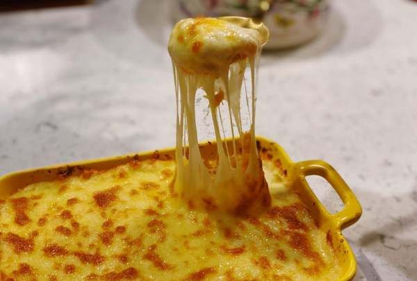 芝士烤多长时间能拉丝,马苏里拉芝士碎烤箱多少度融化图1