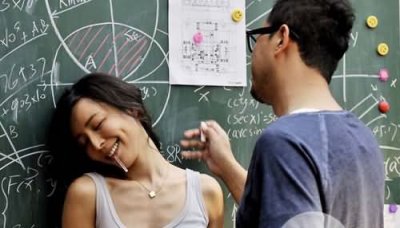 ​张静初脱轨时代凸点 真空上阵简直是吸引眼球了