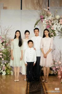 ​佟大为老婆关悦晒全家福庆45岁生日，一家人整整齐齐合影好温馨！