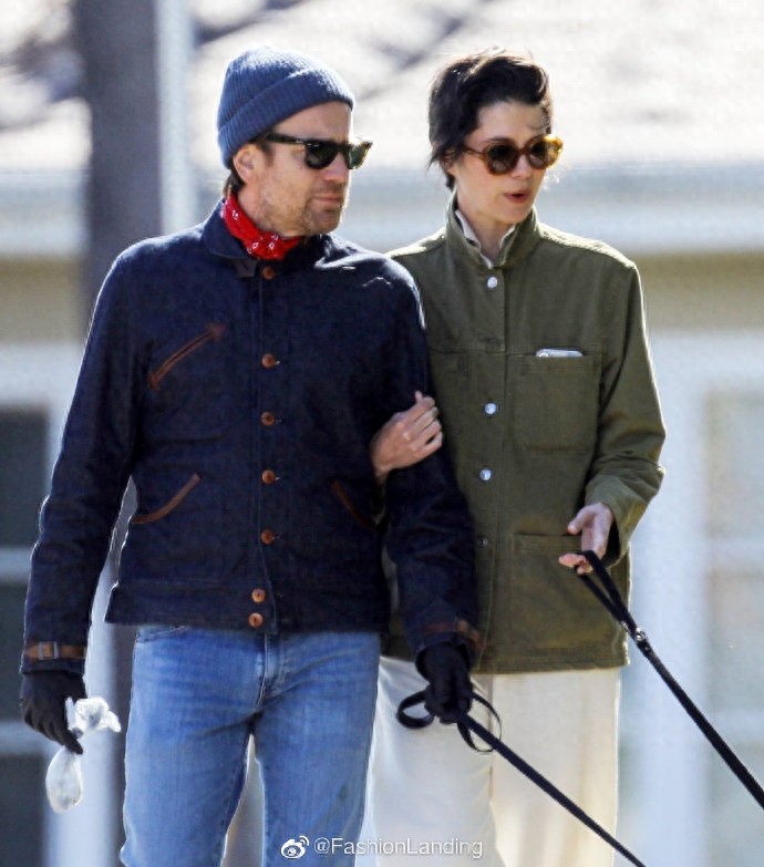 伊万·麦格雷戈和女友同框,两人甜蜜遛狗,伊万造型很居家