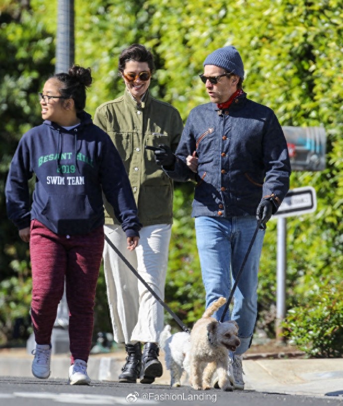 伊万·麦格雷戈和女友同框,两人甜蜜遛狗,伊万造型很居家