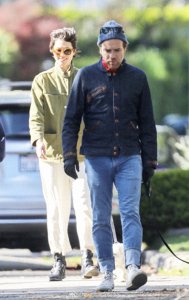 ​伊万·麦格雷戈和女友同框，两人甜蜜遛狗，伊万造型很居家