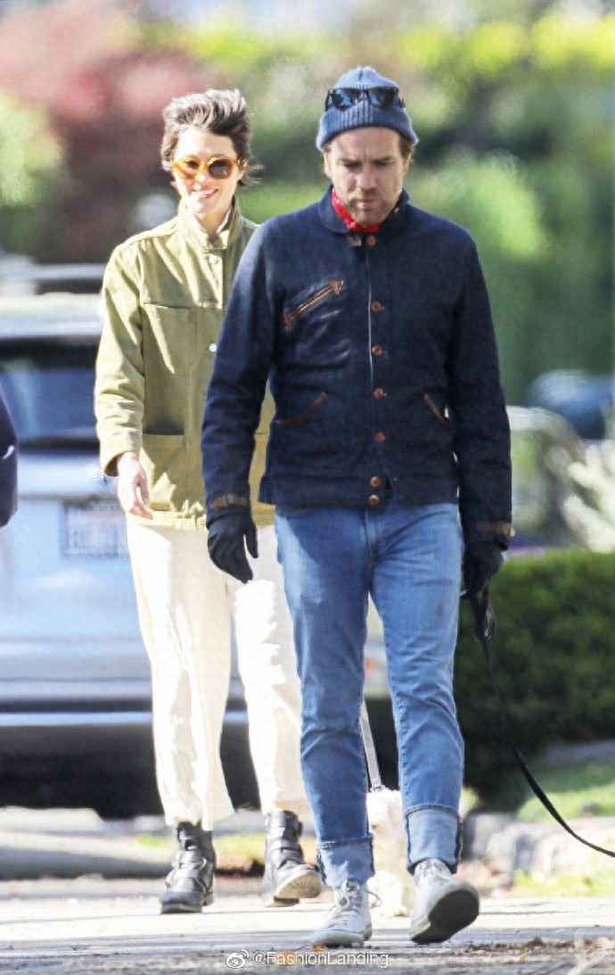 伊万·麦格雷戈和女友同框,两人甜蜜遛狗,伊万造型很居家