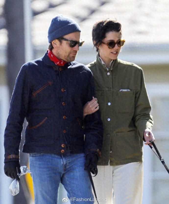 伊万·麦格雷戈和女友同框,两人甜蜜遛狗,伊万造型很居家