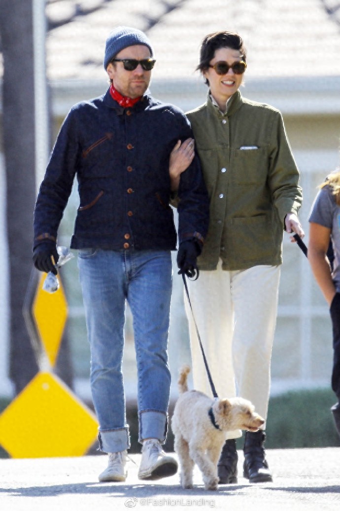 伊万·麦格雷戈和女友同框,两人甜蜜遛狗,伊万造型很居家