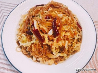 ​餐馆里的粉丝包菜在家也能做，软韧干爽，香辣细腻，比肉还好吃呢