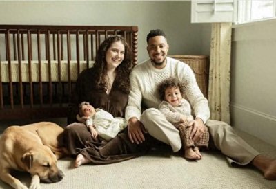 ​CJ麦科勒姆一家近照，没进过全明星却赚2.8亿，妻子很漂亮