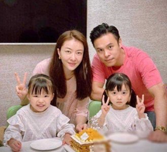 ​郭可颂为妻子熊黛林庆生分享全家福，双胞胎女儿长相不大相像