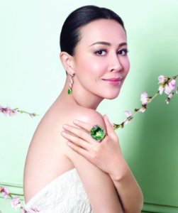 ​51岁的刘嘉玲体重49kg，身材那么好，她到底做了什么？