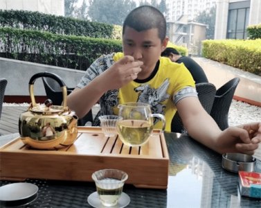 ​网红二驴：我有68亿，张开凤卡里有一个多亿，有事情花500万解决